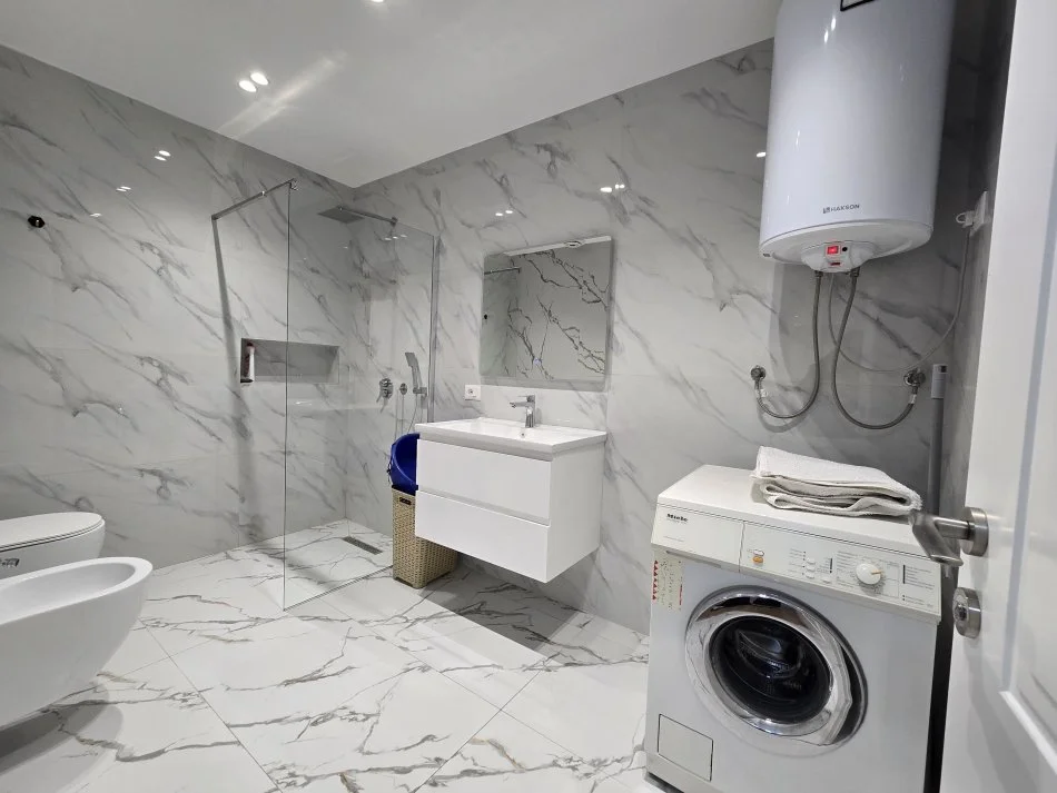 Tirane, jepet me qera apartament 2+1 , 90 m² 800 € (Rruga e kavajes)