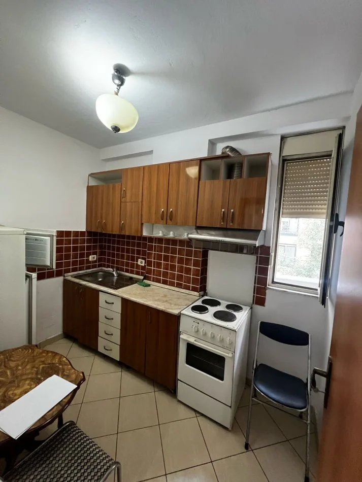 Tirane, jepet me qera 1+1+Ballkon Kati 2, 76 m² 500 € (Hoxhe Vokrri)