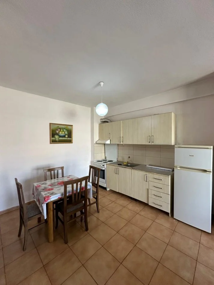 Tirane, jepet me qera apartament 1+1+Ballkon Kati 2, 75 m² 300 € (blv Migjeni yzberisht)