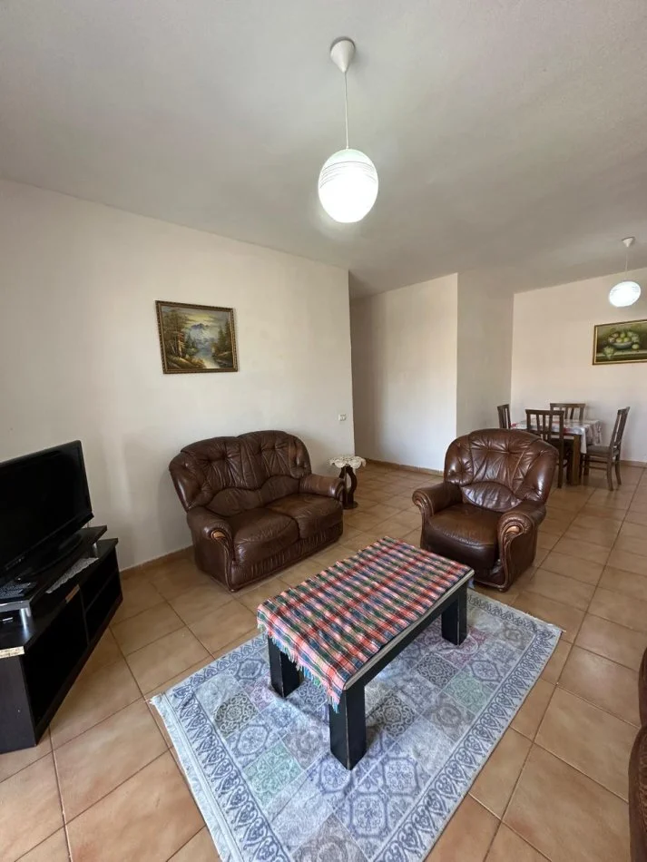 Tirane, jepet me qera apartament 1+1+Ballkon Kati 2, 75 m² 300 € (blv Migjeni yzberisht)