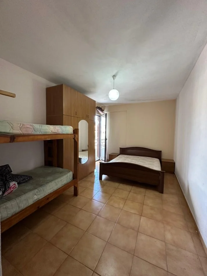 Tirane, jepet me qera apartament 1+1+Ballkon Kati 2, 75 m² 300 € (blv Migjeni yzberisht)