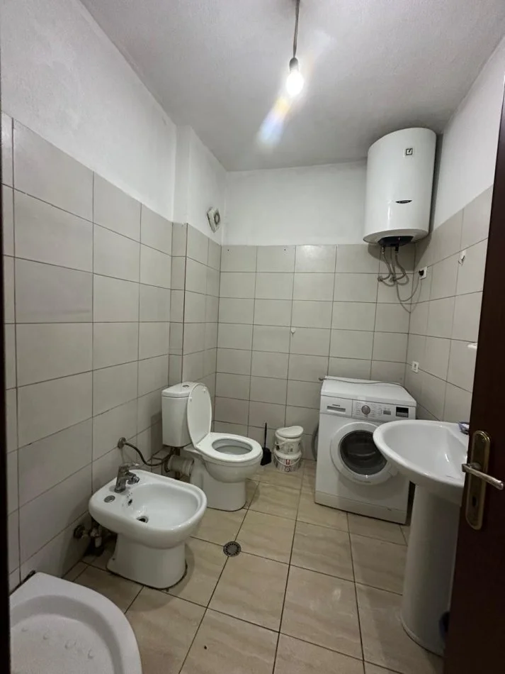 Tirane, jepet me qera apartament 1+1+Ballkon Kati 2, 75 m² 300 € (blv Migjeni yzberisht)