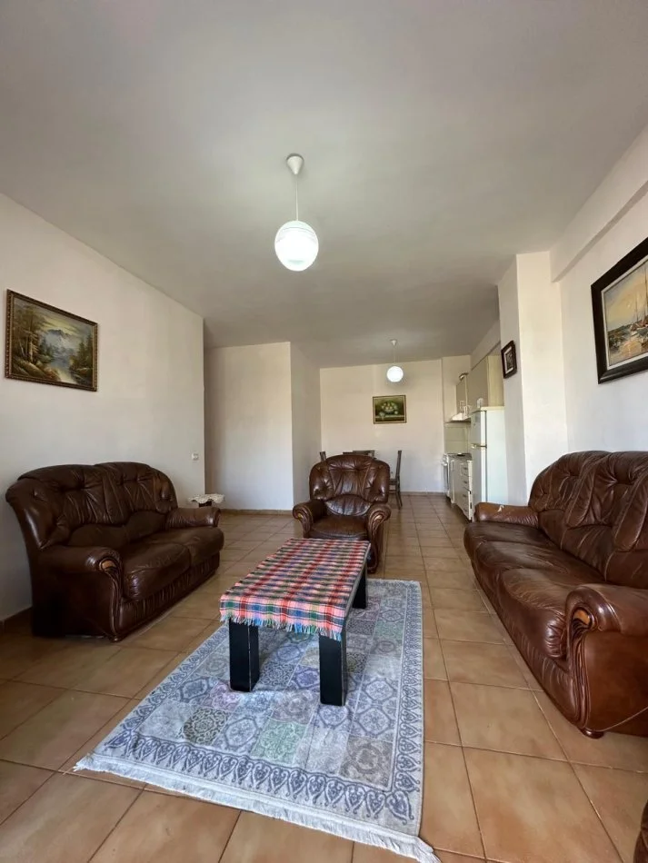 Tirane, jepet me qera apartament 1+1+Ballkon Kati 2, 75 m² 300 € (blv Migjeni yzberisht)