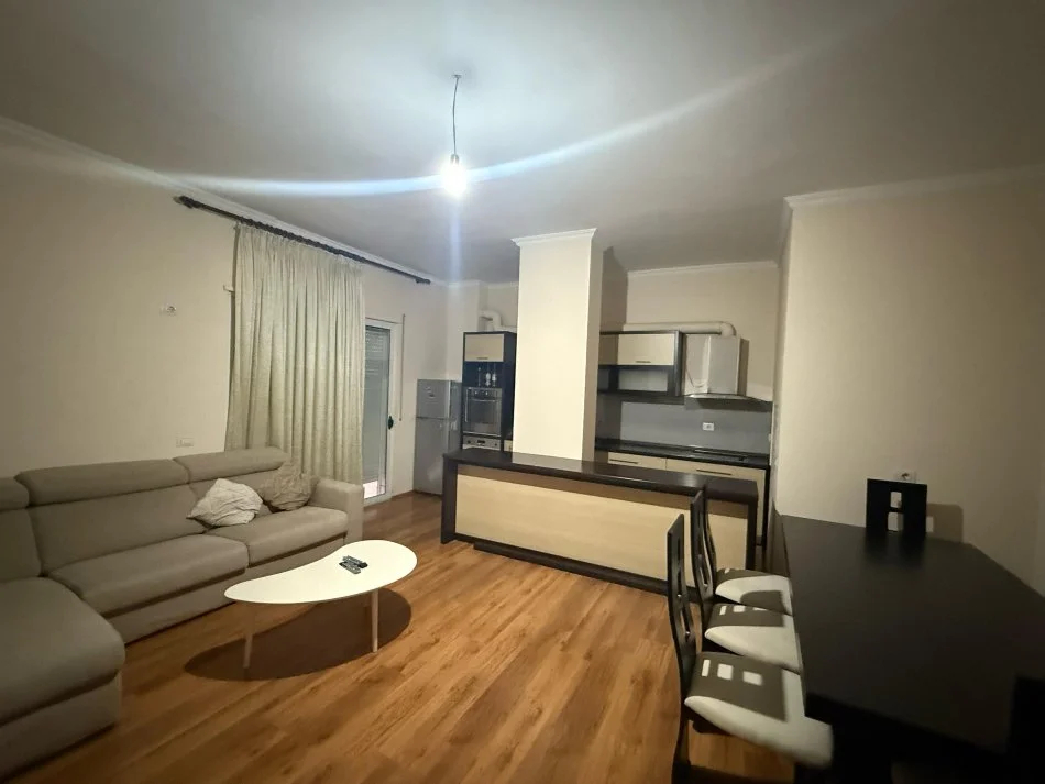 Tirane, jepet me qera apartament 2+1+Aneks+Ballkon Kati 6, 110 m² 500 € 