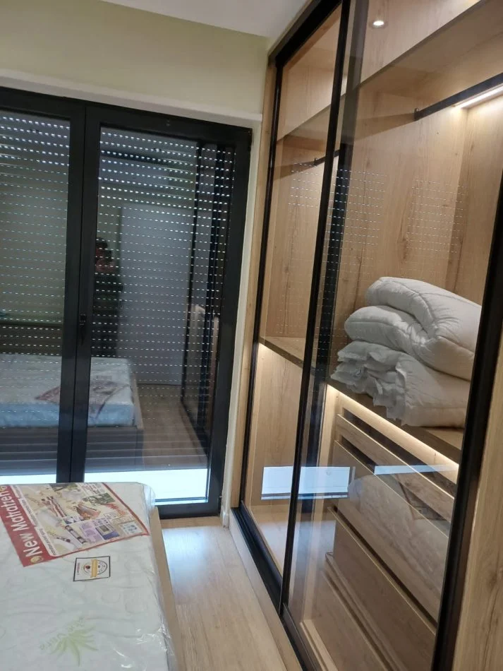 Tirane, jepet me qera apartament 1+1+Ballkon Kati 6,me ashensor 💶65.000 Leke/muaj, (Stacioni i Trenit, Rruga Karl Gega)