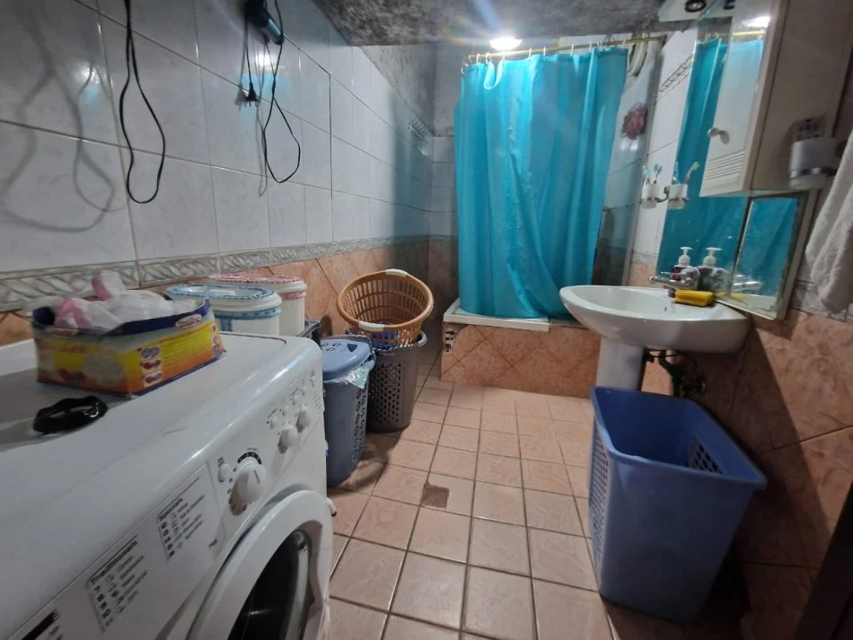 Tirane, shitet 3+1+Aneks+Ballkon , 300.000 € (ish blloku)