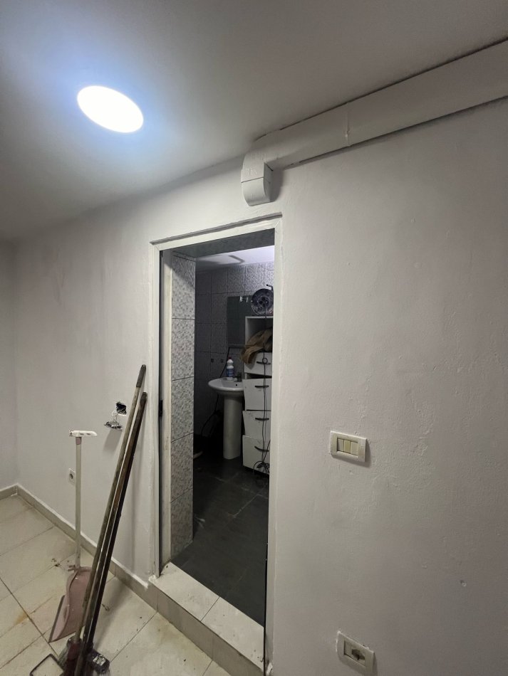 Tirane, shitet dyqan Kati -1, 25 m² 65.000 € (Blloku)