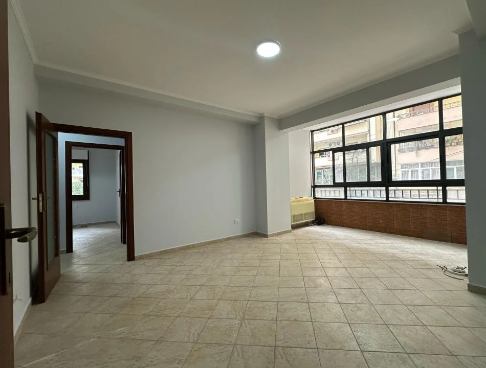 Tirane, shitet apartament 3+1 Kati 2, 145 m² 295.000 € (komuna parisit)