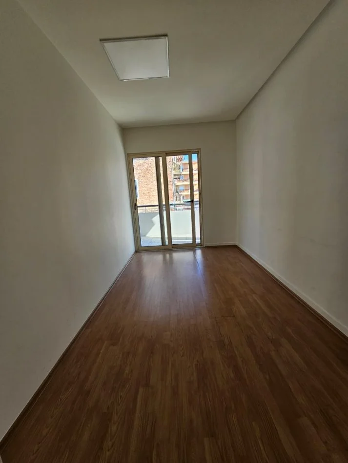 Tirane, jepet me qera zyre Kati 2, 150 m² 1.500 € (komuna e parisit)
