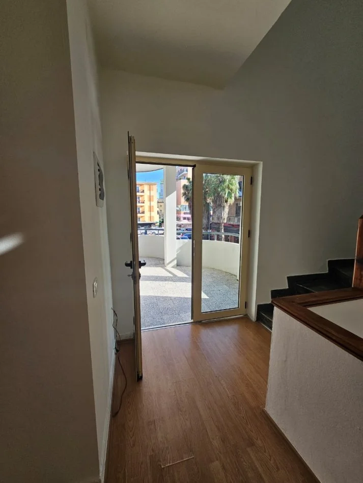 Tirane, jepet me qera zyre Kati 2, 150 m² 1.500 € (komuna e parisit)