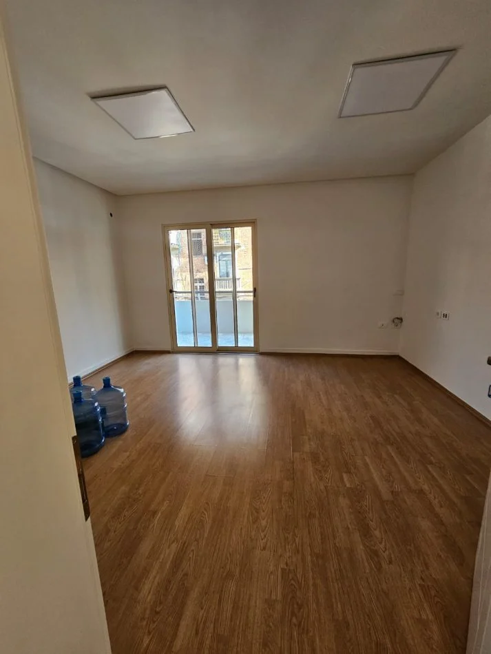 Tirane, jepet me qera zyre Kati 2, 150 m² 1.500 € (komuna e parisit)