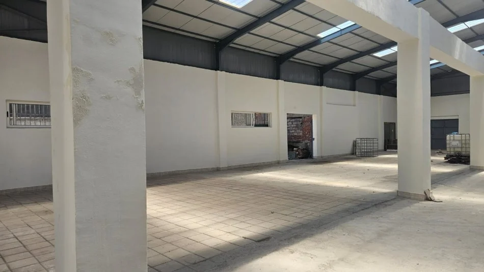 Tirane, jap me qera magazine Kati 0, 1.000 m² 4.000 € (Misto mame)