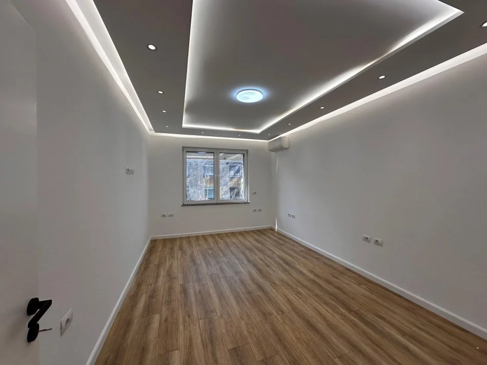 Tirane, jap me qera zyre Kati 3, 104 m² 1.100 € (Rruga Mine Peza)