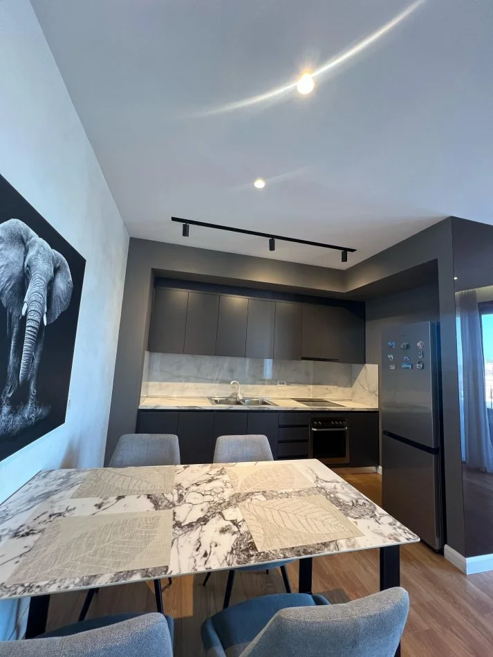 Tirane, jepet me qera apartament duplex 2+1 , 125 m² 1900 €