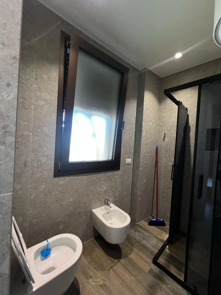 Tirane, jepet me qera apartament duplex 2+1 , 125 m² 1900 €