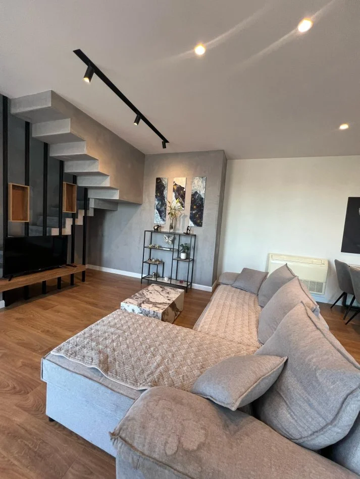 Tirane, jepet me qera apartament duplex 2+1 Kati 7, 125 m² (Qender)