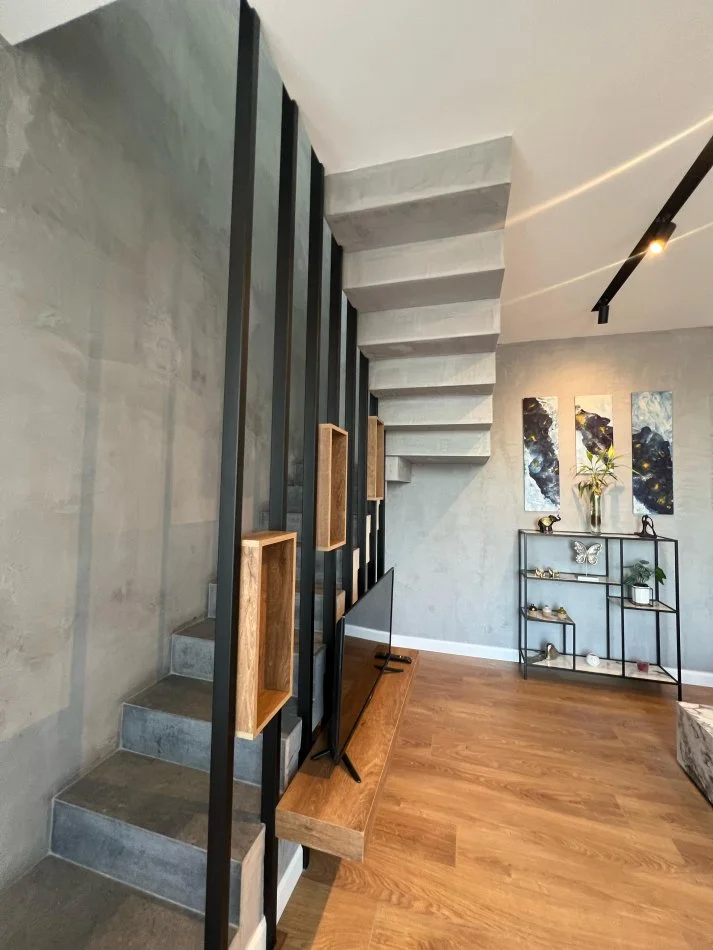 Tirane, jepet me qera apartament duplex 2+1 Kati 7, 125 m² (Qender)