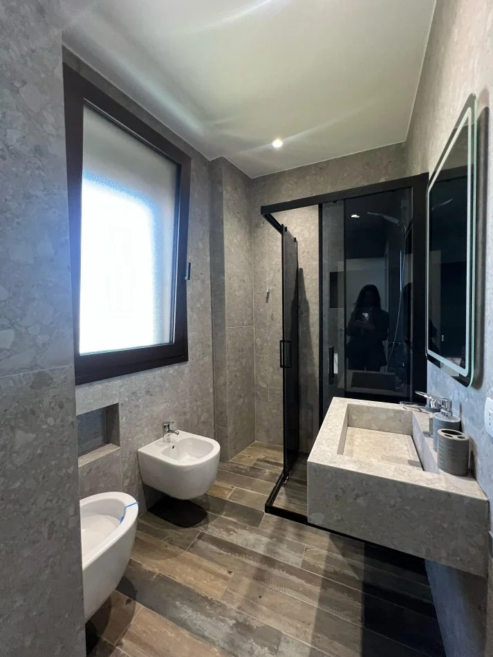 Tirane, jepet me qera apartament duplex 2+1 Kati 7, 125 m² (Qender)