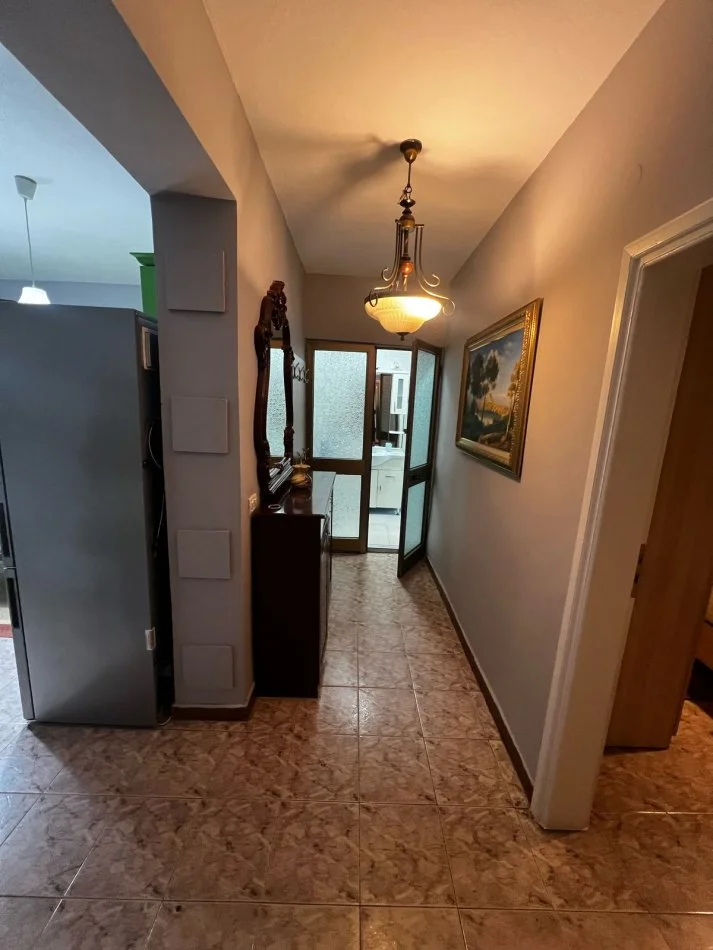 Tirane, jepet me qera apartament 2+1+Ballkon Kati 3, 120 m² 750 € (Rruga Bardhok Biba , Qender)