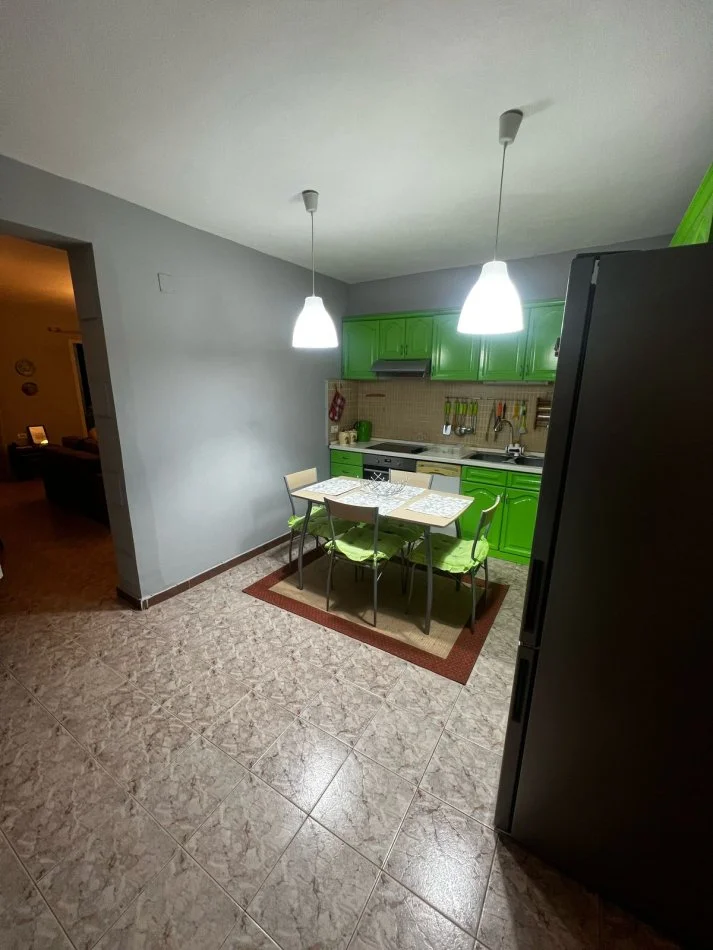 Tirane, jepet me qera apartament 2+1+Ballkon Kati 3, 120 m² 750 € (Rruga Bardhok Biba , Qender)