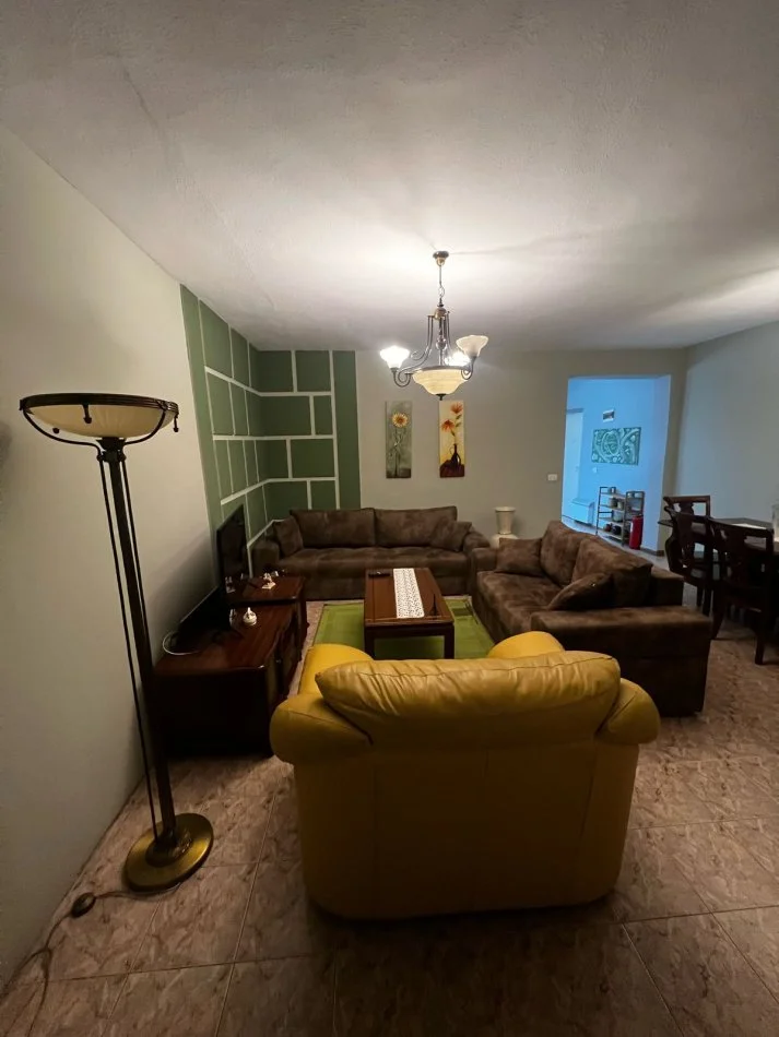 Tirane, jepet me qera apartament 2+1+Ballkon Kati 3, 120 m² 750 € (Rruga Bardhok Biba , Qender)