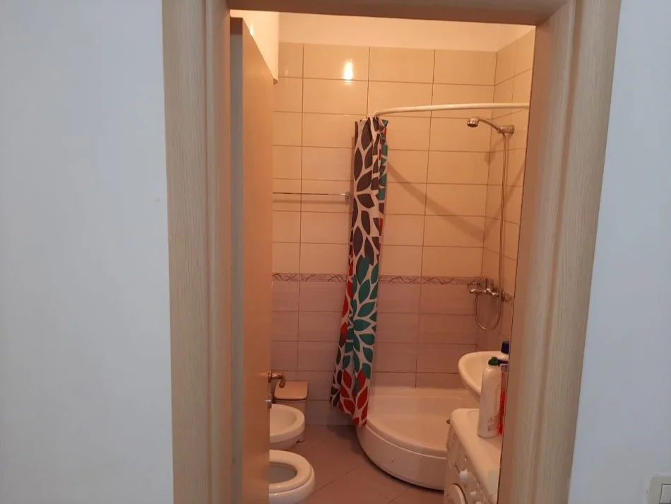 Tirane, jepet me qera apartament 1+1 Kati 7, 60 m² 650 € (Komuna e Parisit)