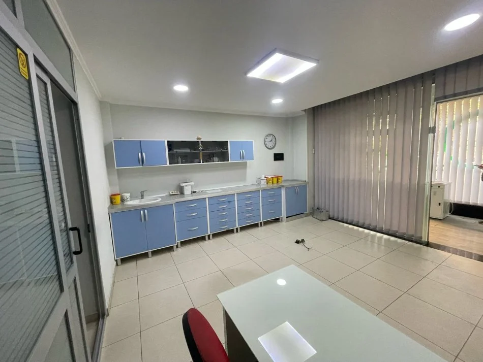 Tirane, shes dyqan Kati 0, 37 m² 72.000 € (Riza Cerova)