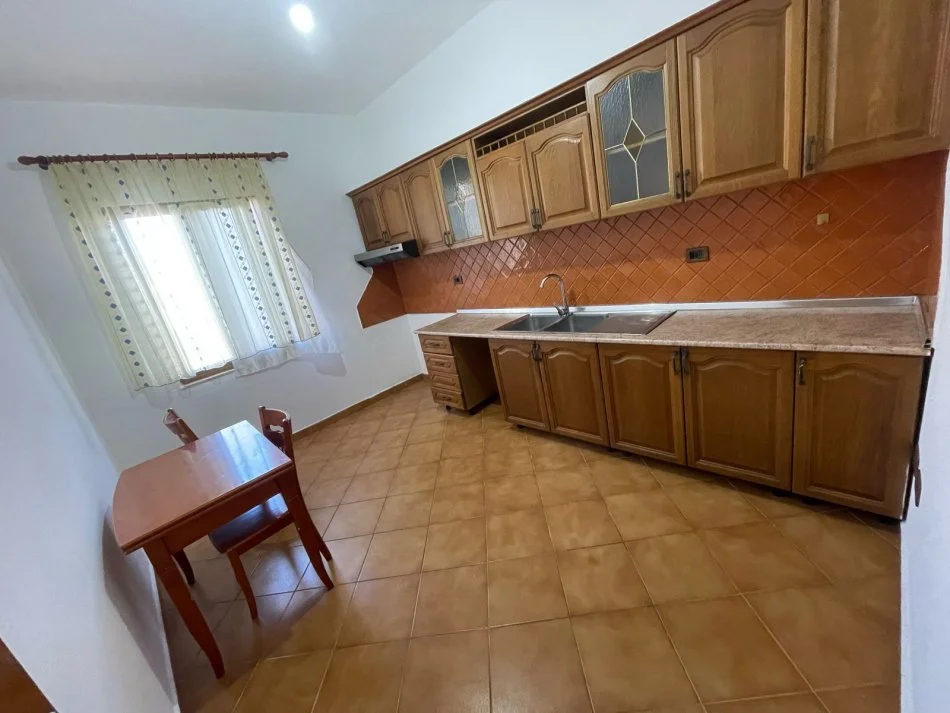 Tirane, jepet me qera 2+1+Aneks+Ballkon Kati 2, 140 m² 350 € (Varri i Bamit)