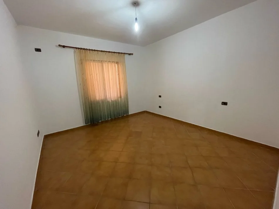 Tirane, jepet me qera 2+1+Aneks+Ballkon Kati 2, 140 m² 350 € (Varri i Bamit)