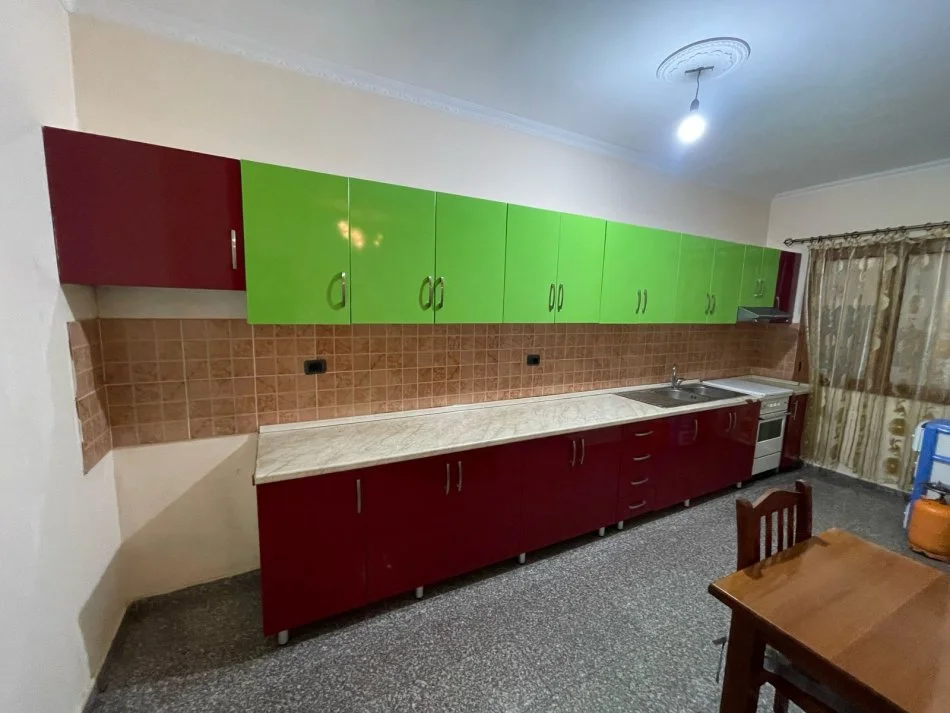 Tirane, jepet me qera Vile 2+1+Ballkon Kati 2, 140 m² 350 € (Rrethi i Shkozes)