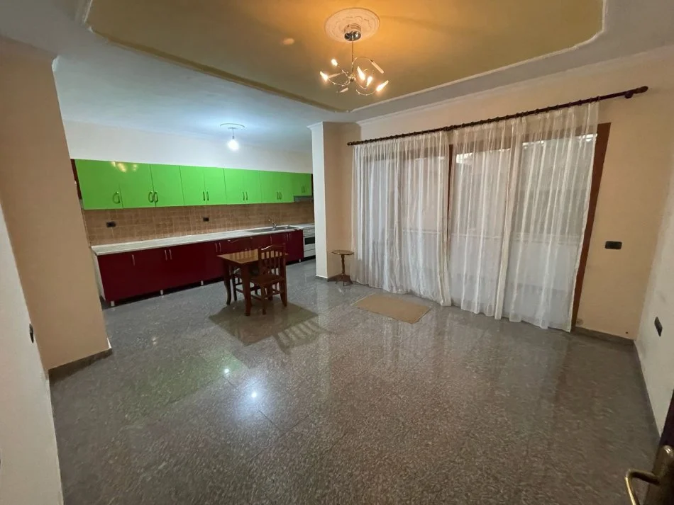 Tirane, jepet me qera Vile 2+1+Ballkon Kati 2, 140 m² 350 € (Rrethi i Shkozes)