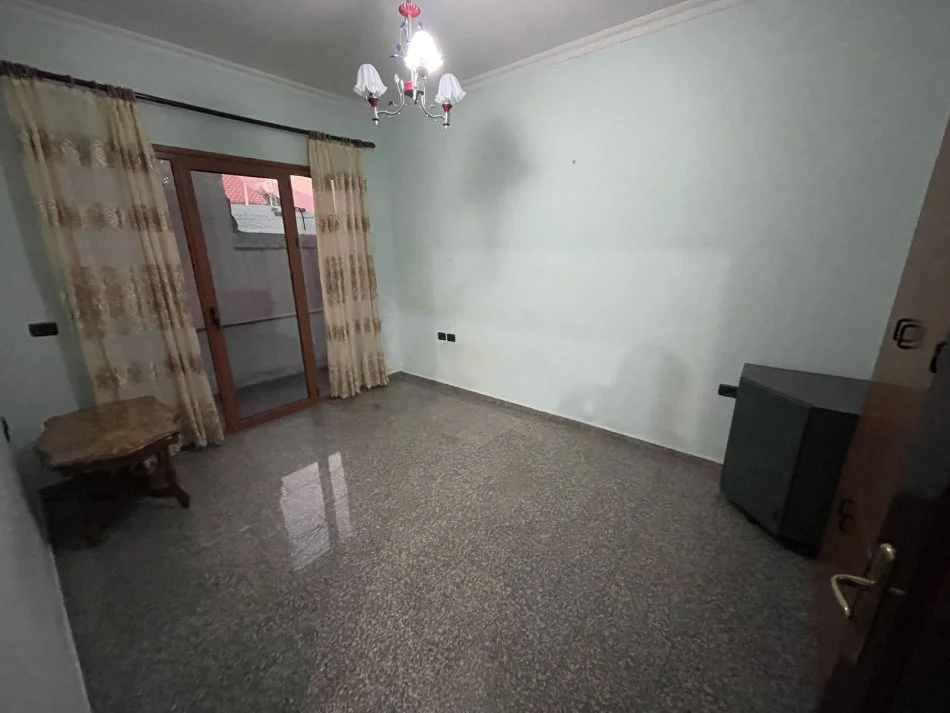 Tirane, jepet me qera Vile 2+1+Ballkon Kati 2, 140 m² 350 € (Rrethi i Shkozes)