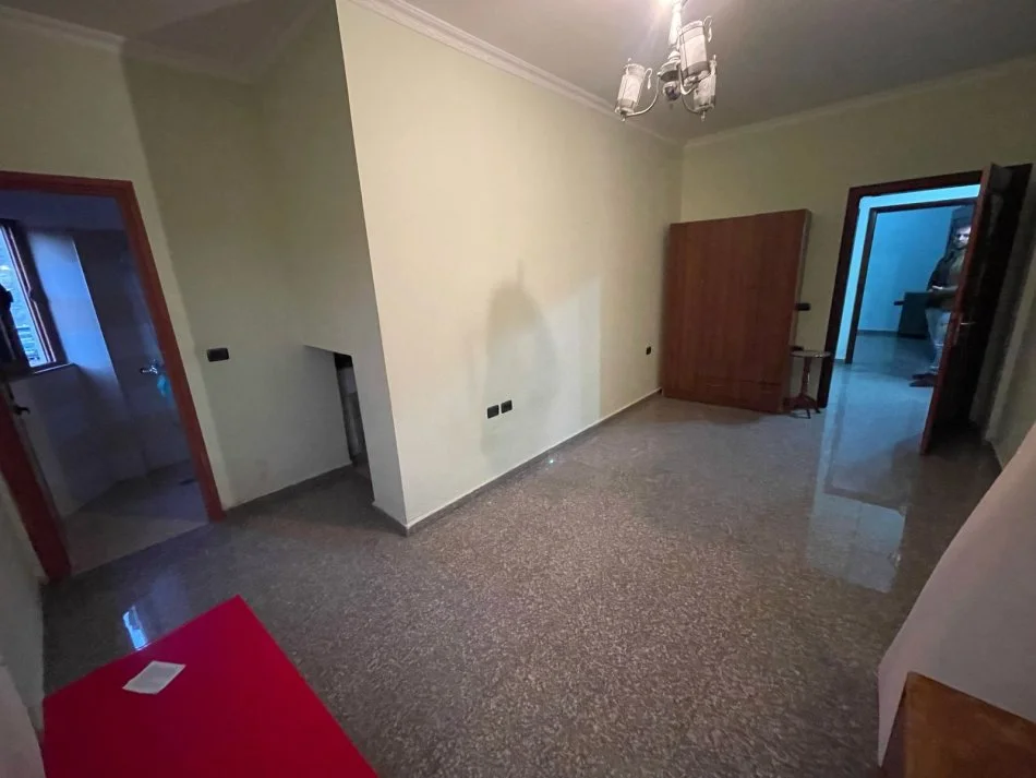 Tirane, jepet me qera Vile 2+1+Ballkon Kati 2, 140 m² 350 € (Rrethi i Shkozes)