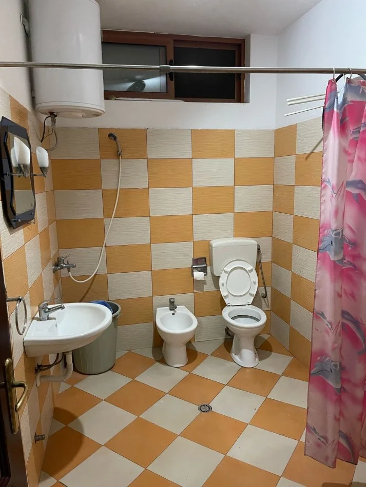 Tirane, jepet me qera Vile 2+1+Ballkon Kati 2, 140 m² 350 € (Rrethi i Shkozes)
