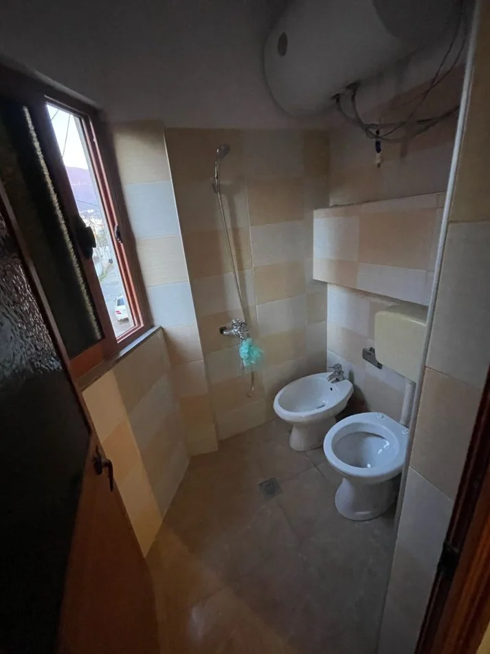 Tirane, jepet me qera Vile 2+1+Ballkon Kati 2, 140 m² 350 € (Rrethi i Shkozes)