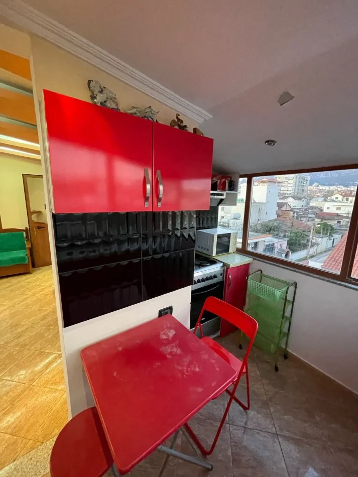 Tirane, jepet me qera Vile 2+1+Ballkon Kati 4, 140 m² 370 € (Rrethi i Shkozes)