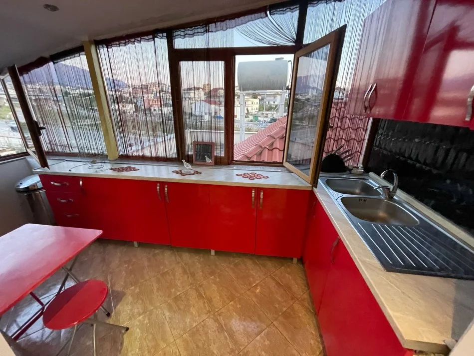 Tirane, jepet me qera Vile 2+1+Ballkon Kati 4, 140 m² 370 € (Rrethi i Shkozes)