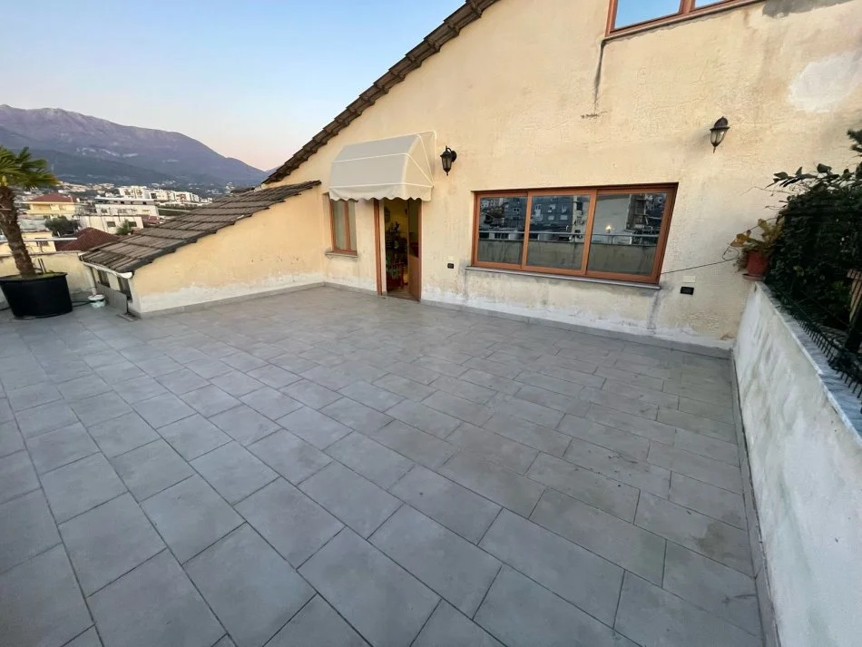 Tirane, jepet me qera Vile 2+1+Ballkon Kati 4, 140 m² 370 € (Rrethi i Shkozes)