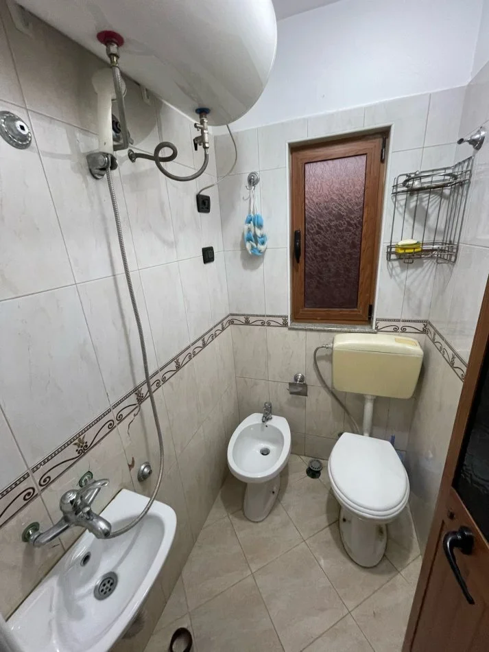 Tirane, jepet me qera Vile 2+1+Ballkon Kati 4, 140 m² 370 € (Rrethi i Shkozes)