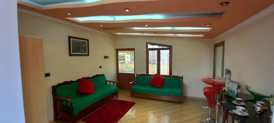 Tirane, jepet me qera Vile 2+1+Ballkon Kati 4, 140 m² 370 € (Rrethi i Shkozes)