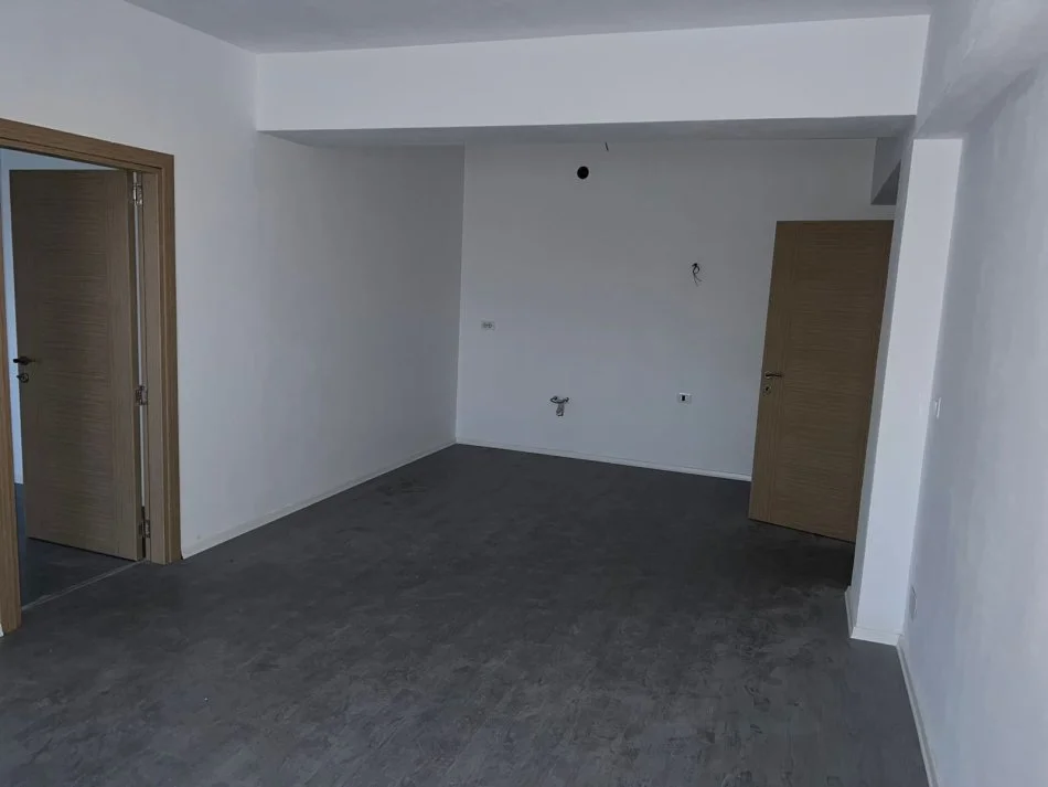 Tirane, jepet me qera apartament 1+1+Ballkon Kati 4, 60 m² 350 € 