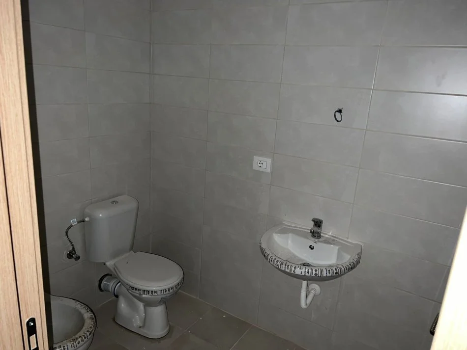 Tirane, jepet me qera apartament 1+1+Ballkon Kati 4, 60 m² 350 € 