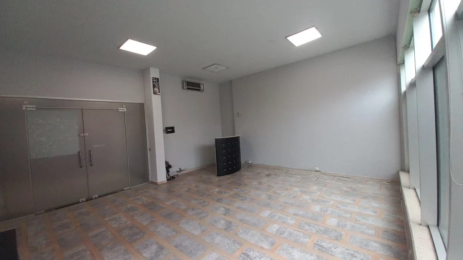 Tirane, jepet me qera zyre Kati 1, 50 m² 599 € (Rr e Kavajes)