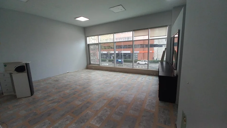 Tirane, jepet me qera zyre Kati 1, 50 m² 599 € (Rr e Kavajes)