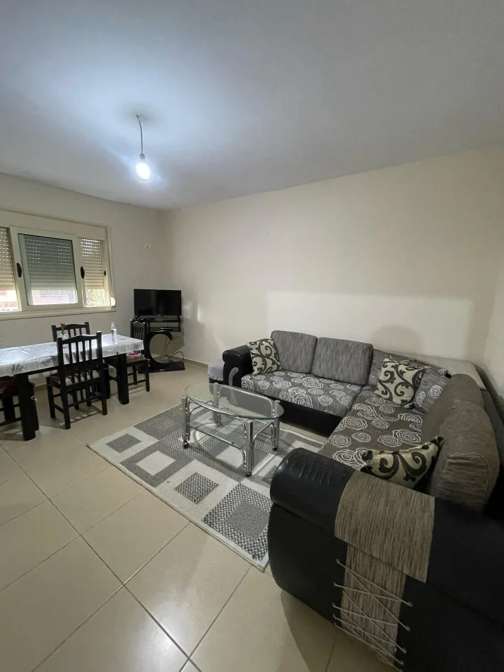 Vlore, jepet me qera apartament 1+1+Ballkon Kati 2, 75 m² 270 € (Cole)
