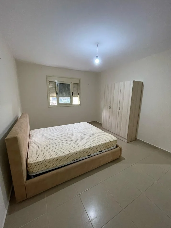 Vlore, jepet me qera apartament 1+1+Ballkon Kati 2, 75 m² 270 € (Cole)