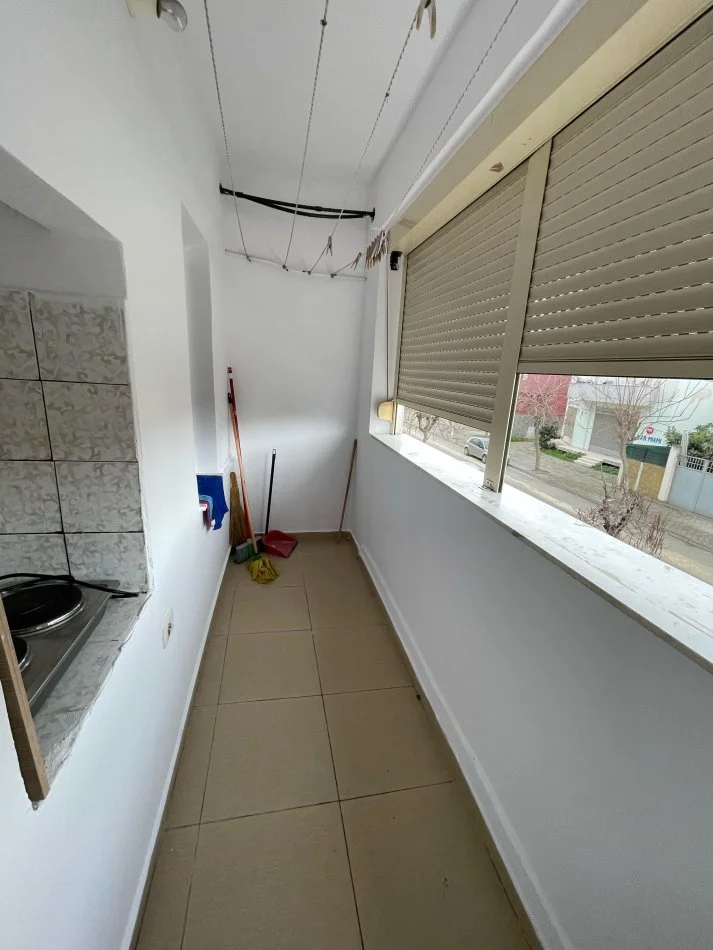Vlore, jepet me qera apartament 1+1+Ballkon Kati 2, 75 m² 270 € (Cole)