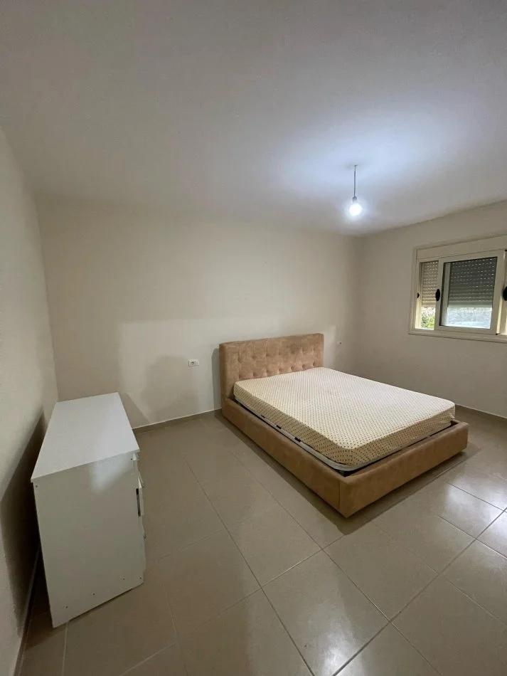 Vlore, jepet me qera apartament 1+1+Ballkon Kati 2, 75 m² 270 € (Cole)