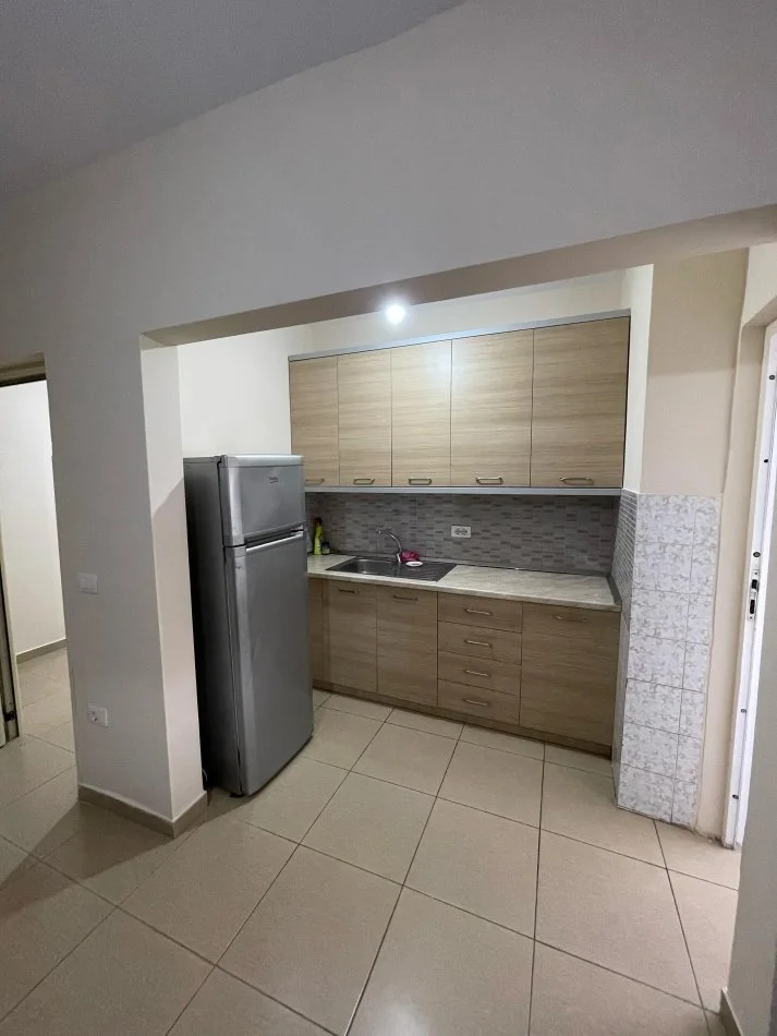 Vlore, jepet me qera apartament 1+1+Ballkon Kati 2, 75 m² 270 € (Cole)
