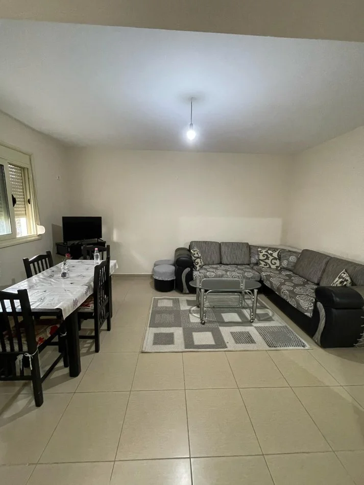 Vlore, jepet me qera apartament 1+1+Ballkon Kati 2, 75 m² 270 € (Cole)
